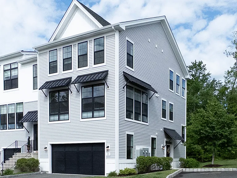 Welcome to 25 Brentwood Circle in the Woodlands at Rivington.