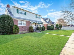 580 Marcellus Rd, Williston Park, NY 11596