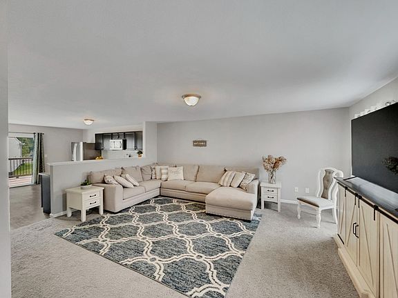 3rd image of 901 Oak Wind Ct