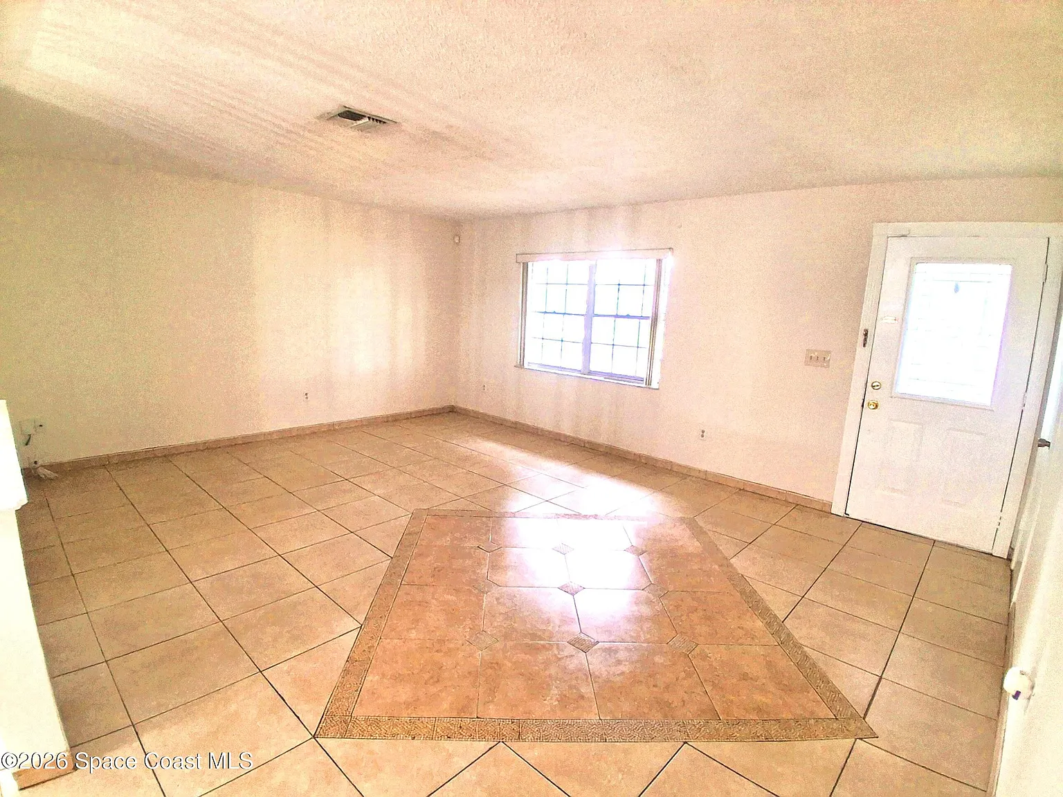 3 bed, 2.0 bath, 1584 sqft, $1,900 — Photo 3