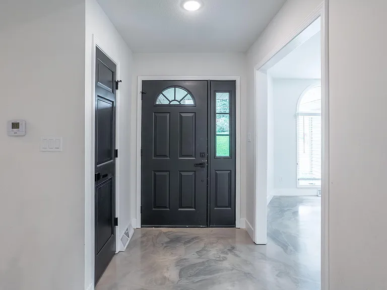 2301 Grant Ln — Photo 4