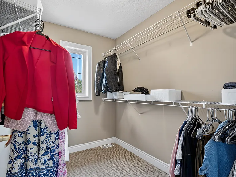 2200 Dogwood Cres — Photo 36