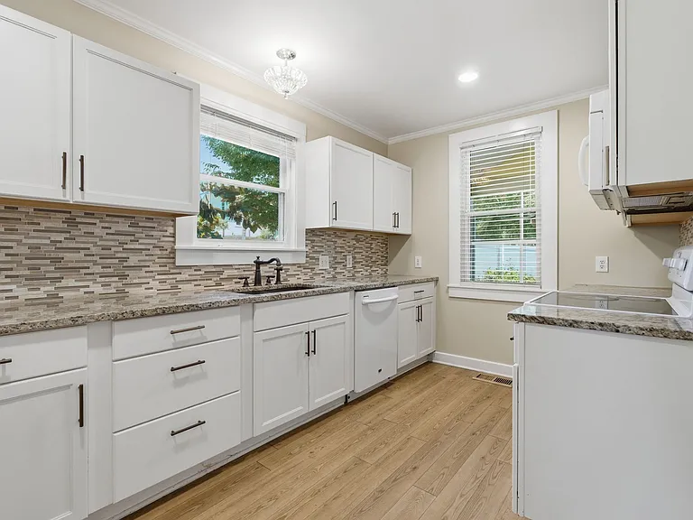 1301 Clarke St — Photo 9