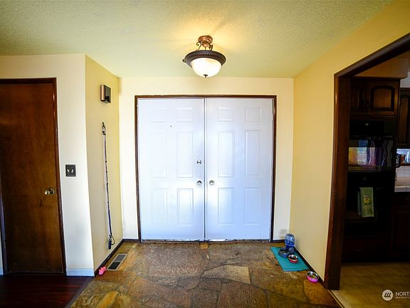2nd image of 385 SE Hillsdale