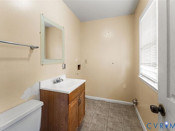 4th image of 2368 Hill St