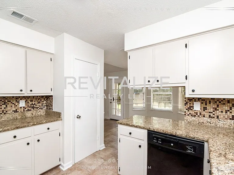 6513 Victoria Pl S — Photo 14
