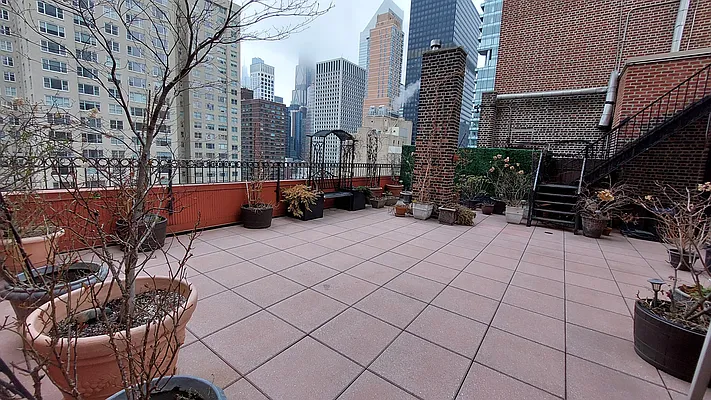 Rented by Coldwell Banker Warburg | media 12