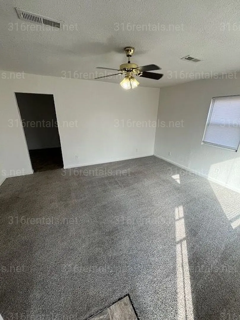 $1100 - 3 Bed 2 Bath - Single Family Home *Coming Soon* — Photo 2
