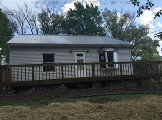 121 Teays Ln, Hurricane, WV 25526