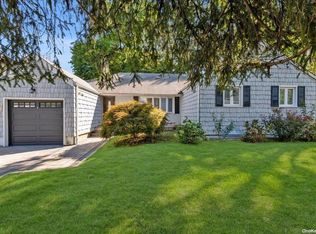 11 Berkshire Rd, Great Neck, NY 11023