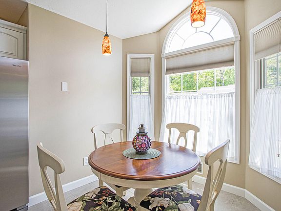 4th image of 380 Potters Dr