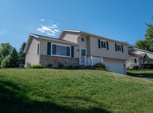 628 N Woods Edge Dr, Oregon, WI 53575