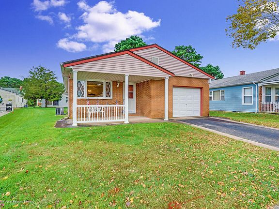3rd image of 32 La Dunette Dr
