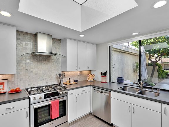 3rd image of 2376 Oakcrest Dr