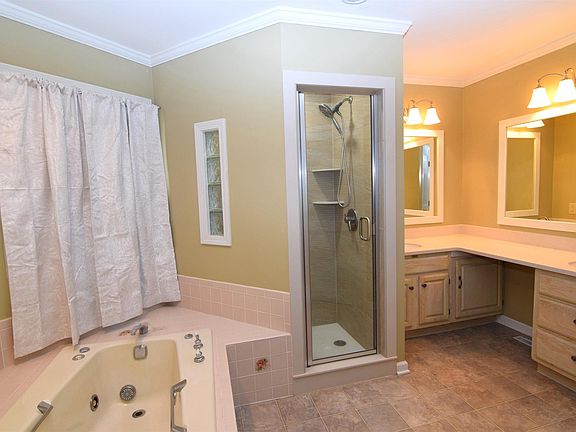 5th image of 1001 S Wadsworth Ct