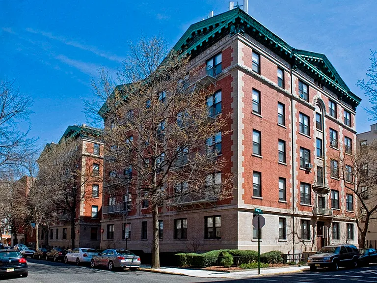 Bloomfield Manor — Photo 1