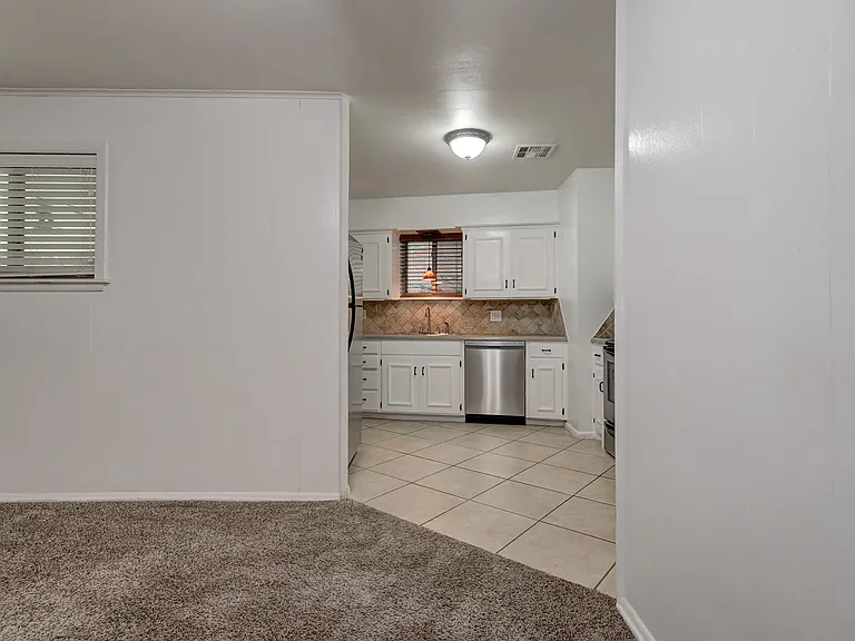 4618 N Harvey Pkwy — Photo 7