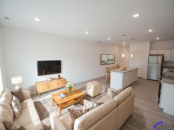 3rd image of 643 E 12th St #624