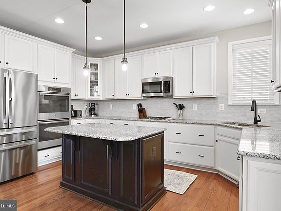 4th image of 11 Woodlot Ct