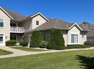 W398N5977 Autumn Woods Dr, Oconomowoc, WI 53066