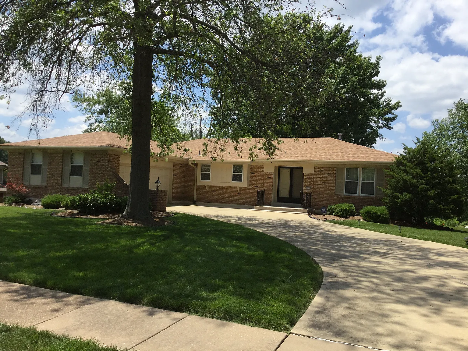 9219 Roger Lee Ln photo 1