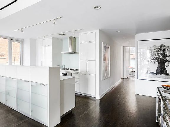 5th image of 246 W 17th St APT 6B