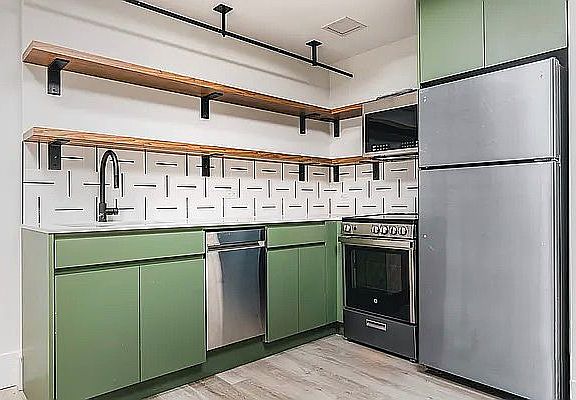 4th image of 1510 Gates Ave #36