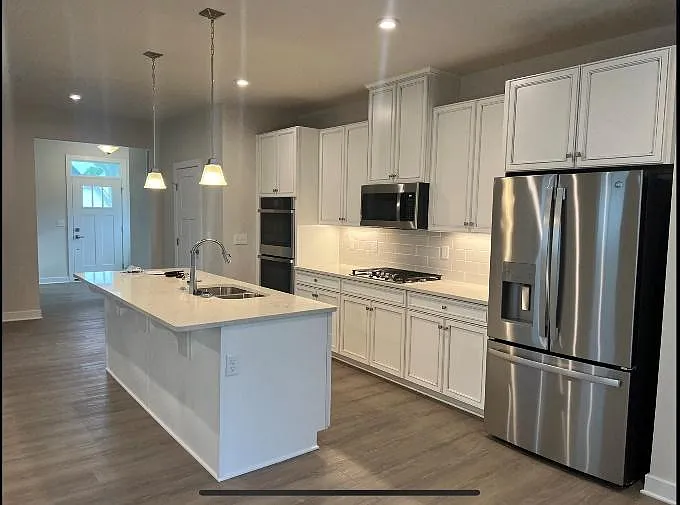 4 bed, 3.5 bath, 2669 sqft, $3,750 — Photo 2