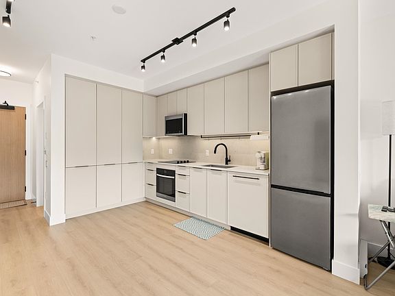 5th image of 3055 Murray St #207