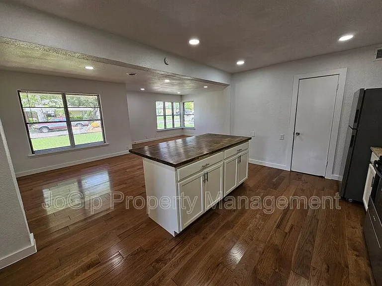 2402 Housley Dr — Photo 9