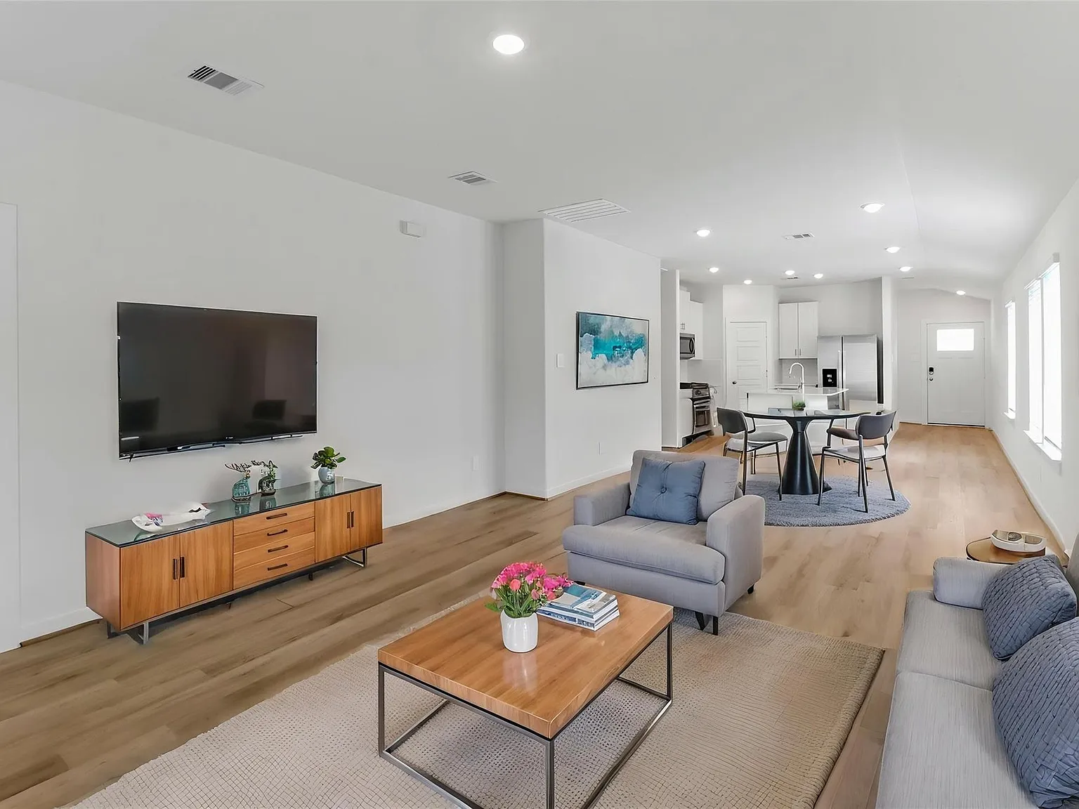 3 bed, 2.0 bath, 1449 sqft, $2,000 — Photo 2