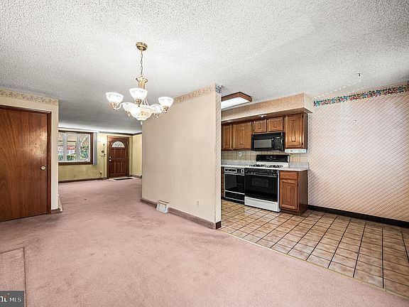 3rd image of 142 Westbrook Dr