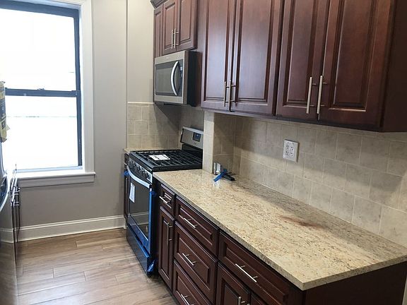 4th image of 3163 33rd St