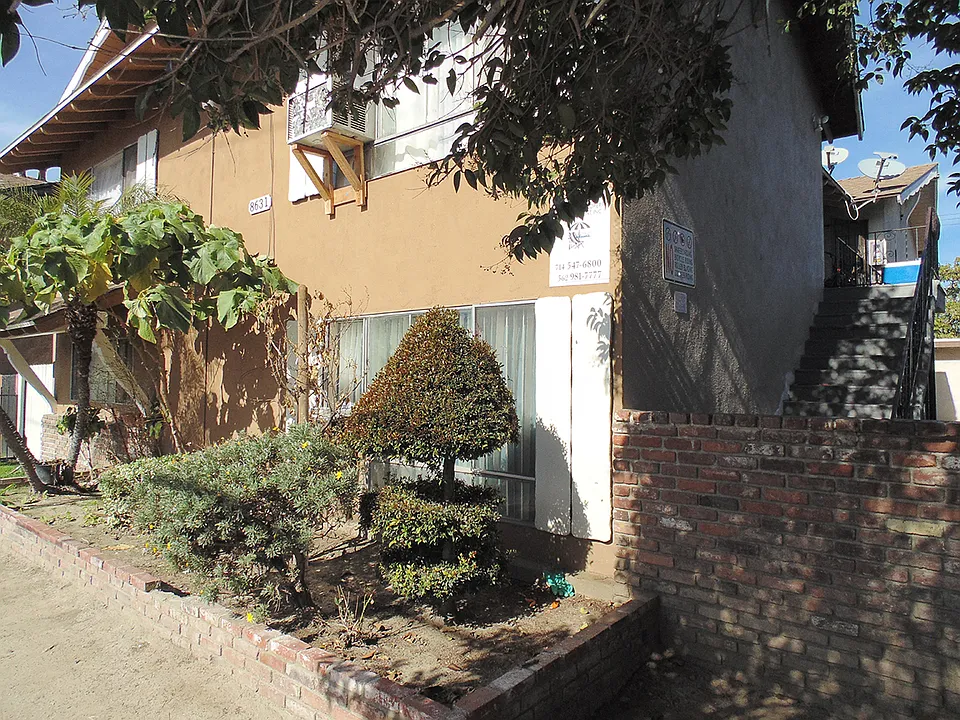 8629 Cerritos Ave