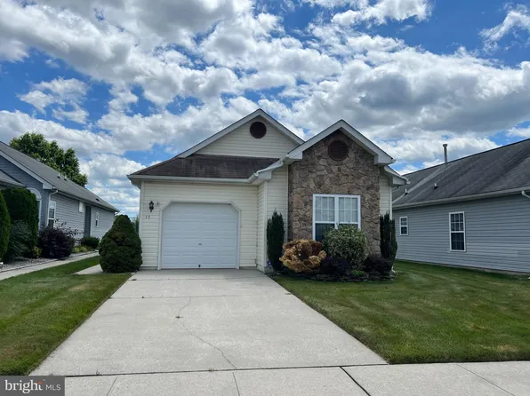 17 Crystal Dr, Edgewater Park, NJ 08010