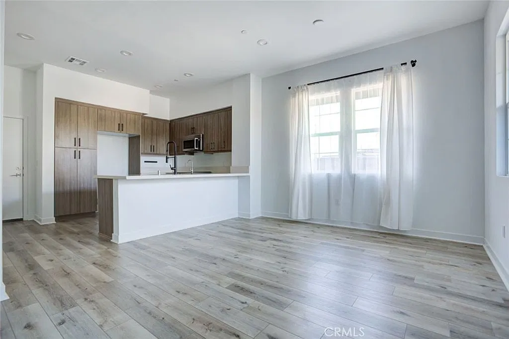 3 bed, 2.5 bath, 1670 sqft, $3,500 — Photo 1
