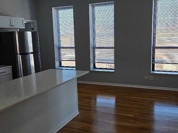 4th image of 3001 S Princeton Ave #3N