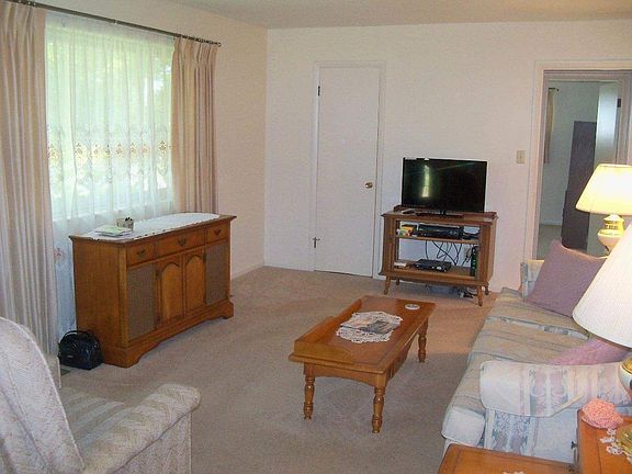 2nd image of 204 Meadowbrook Dr SE