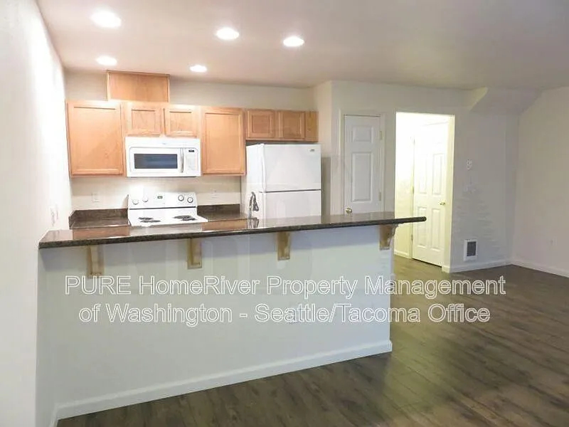 3 bed, 2.5 bath, 1279 sqft, $2,495 — Photo 3