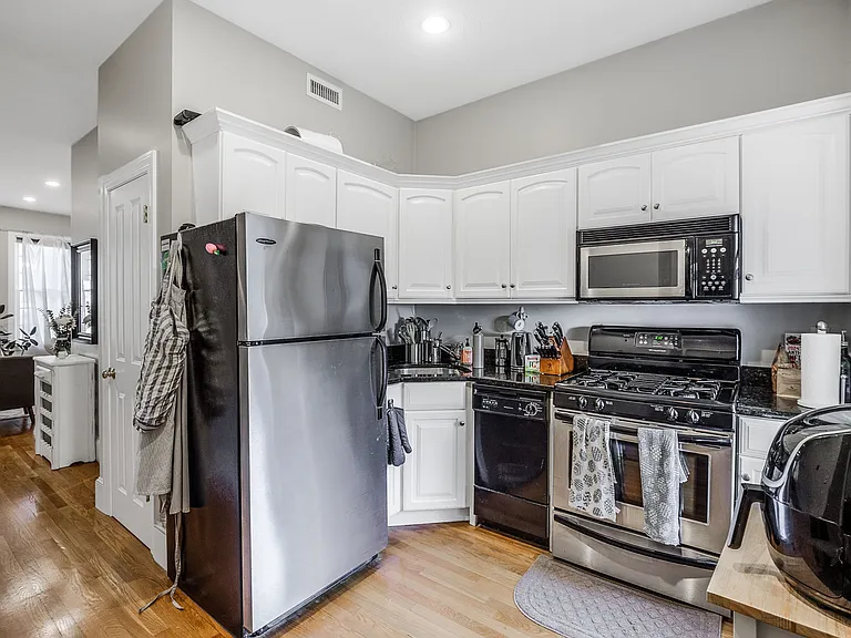 290 E St — Photo 11