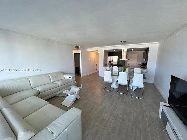 2 bed, 1030 sqft, $3,000 — Photo 2