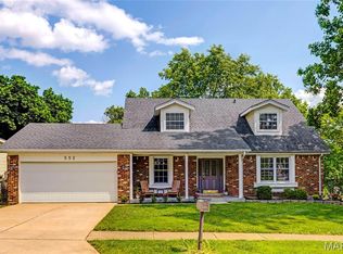 552 Cherry Ridge Ct, Ballwin, MO 63021