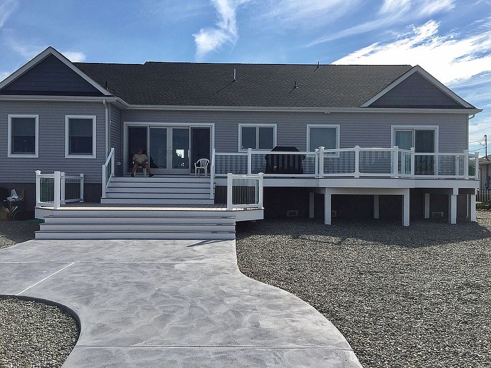 2nd image of 720 Harbor Pl