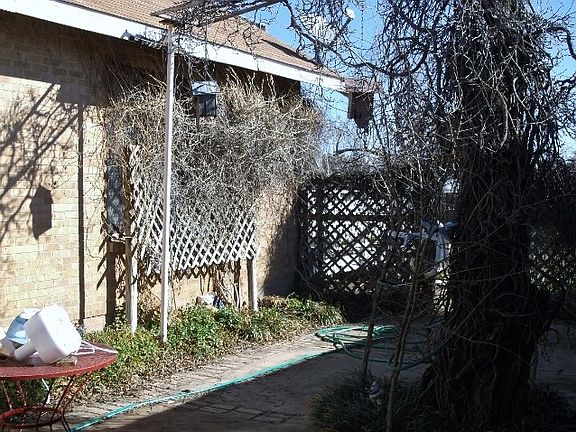 4th image of 912 Waco St