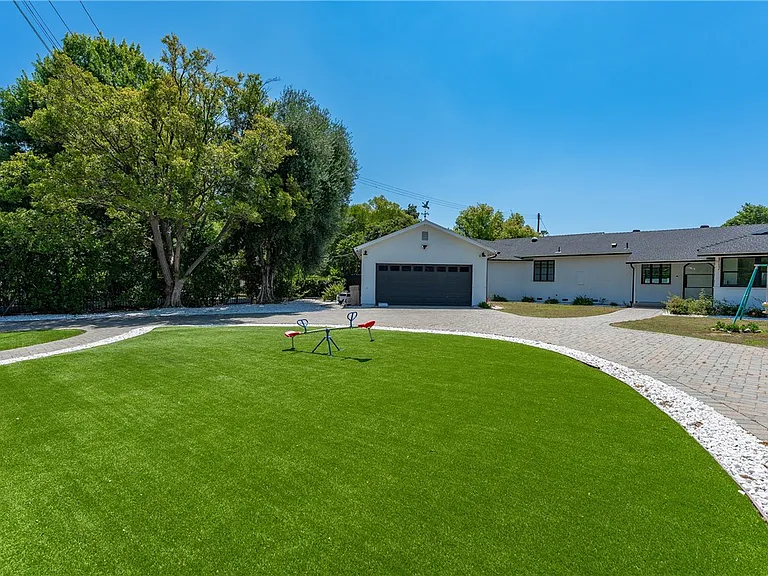 22960 Calvert St — Photo 5