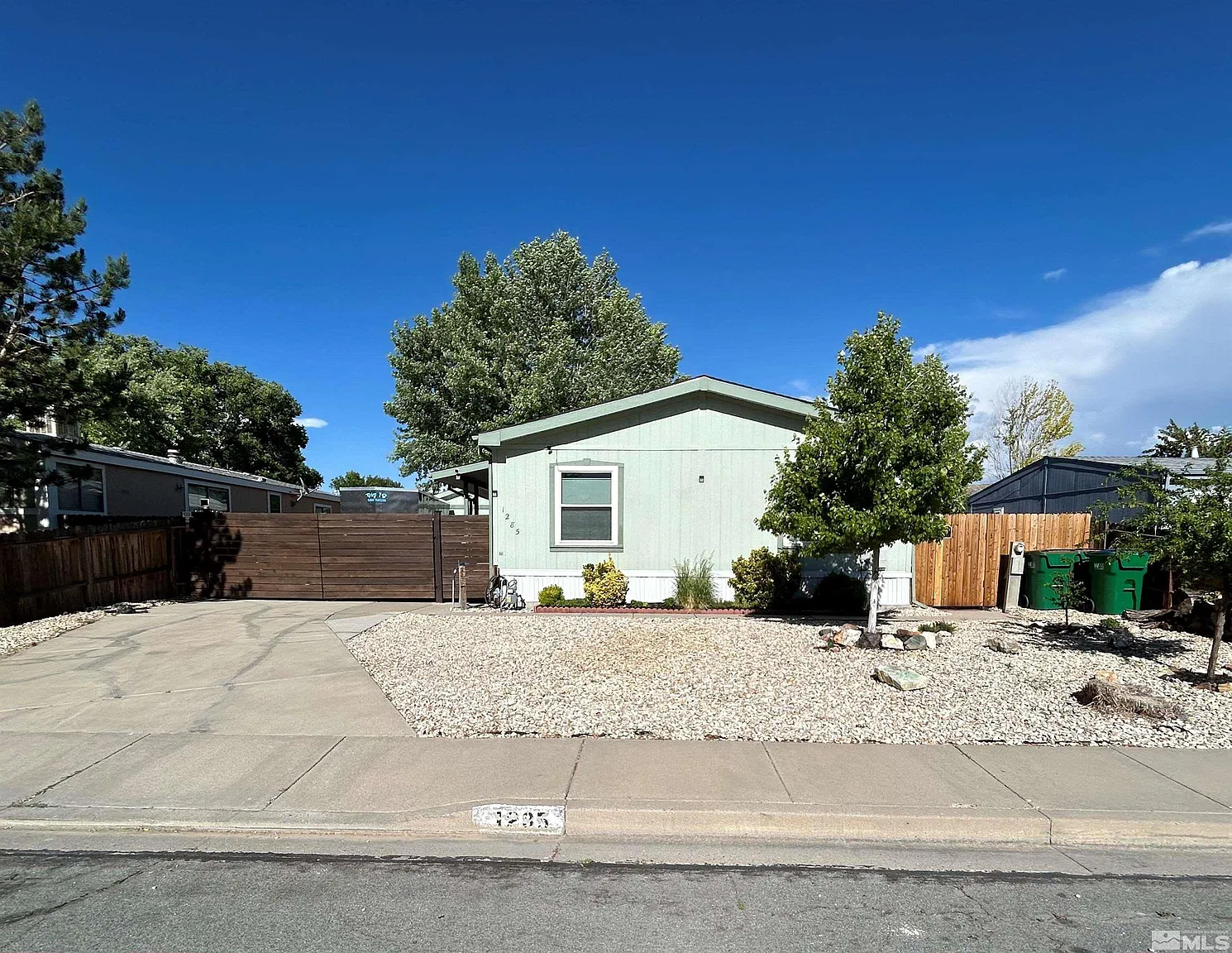 1285 Parkland Ave photo 1