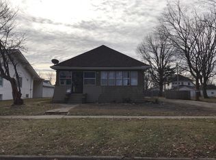 716 W Poplar St, Taylorville, IL 62568