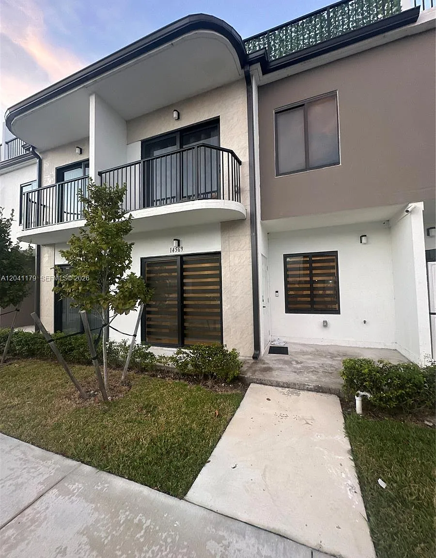 4 bed, 3.5 bath, 1398 sqft, $3,000 — Photo 4