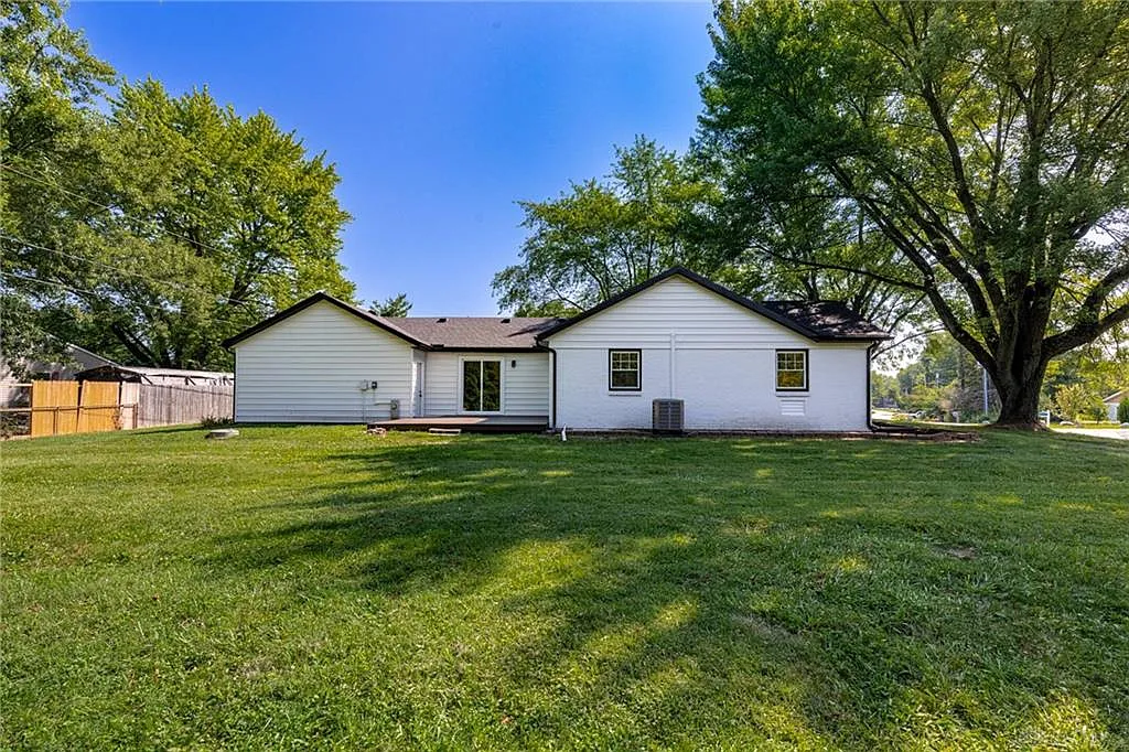 3 bed, 2.0 bath, 1562 sqft, $2,000 — Photo 3