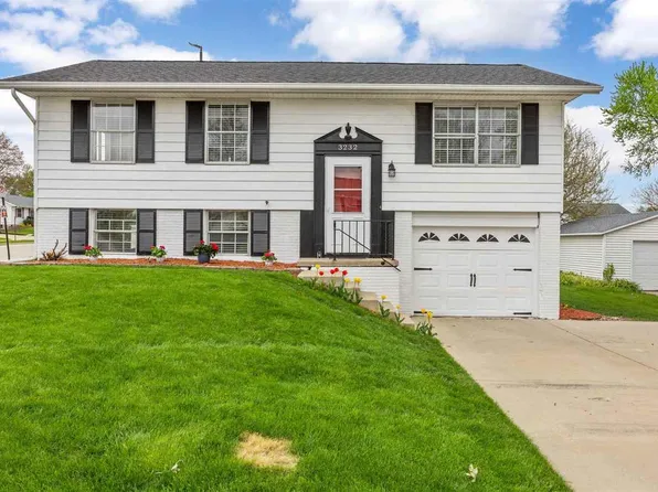 3232 Bramble Rd SW, Cedar Rapids, IA 52404